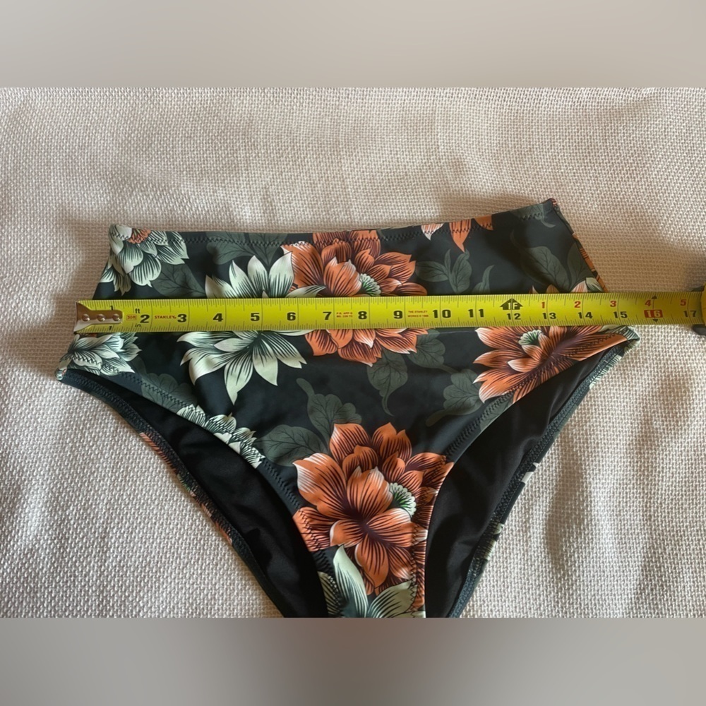 Bathing suit top and bottom - Picture 9 of 9